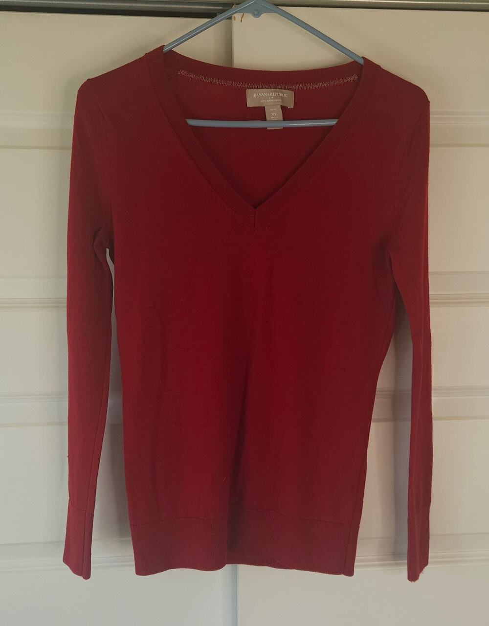 Banana Republic 100% Merino Wool V-Neck Sweater Red Fitted XS